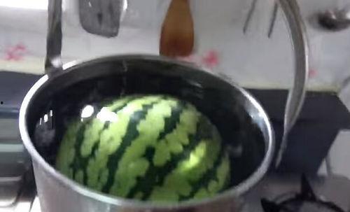 梦见别人做饭煮瓜吃,瓜香四溢，共享烹饪之乐