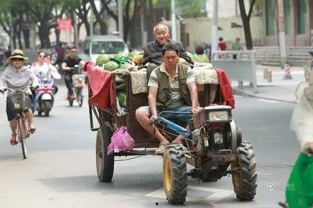 摆摊吃瓜男生,街头小摊的烟火气与青春的共鸣