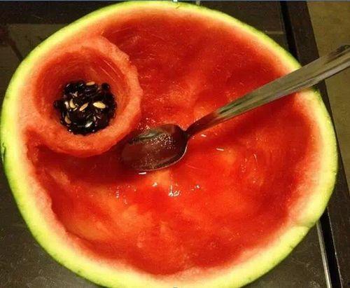 用勺子吃瓜文案,尽享夏日清凉时光