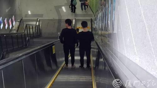 吃瓜被堵在扶梯上 第2张 吃瓜被堵在扶梯上 第2张