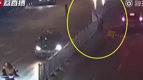 男子翻围栏吃瓜,男子勇闯围栏吃瓜引围观  第2张