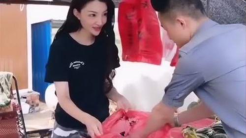 卖瓜老板吃瓜女,卖瓜老板与吃瓜女生的趣味互动  第3张